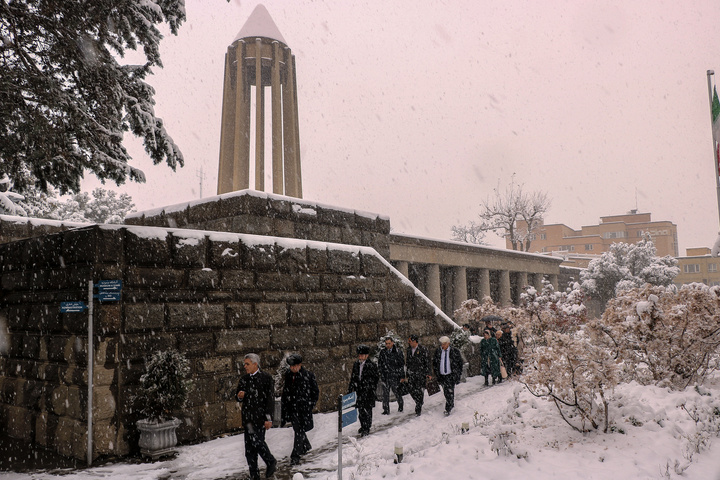 بازدید ادیبان و پزشکان آسیای میانه از بناهای تاریخی همدان بازدید ادیبان و پزشکان آسیای میانه از بناهای تاریخی همدان