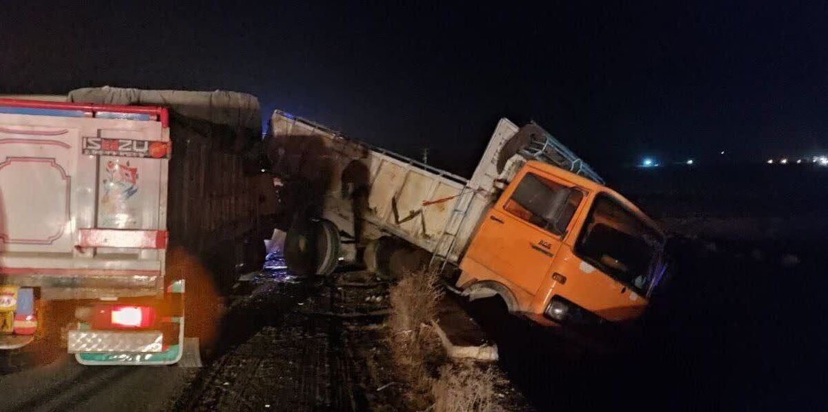 تصادف زنجیرهای خونین در جاده محلات - خمین / ۱۰ نفر زخمی شدند تصادف زنجیرهای خونین در جاده محلات - خمین / ۱۰ نفر زخمی شدند