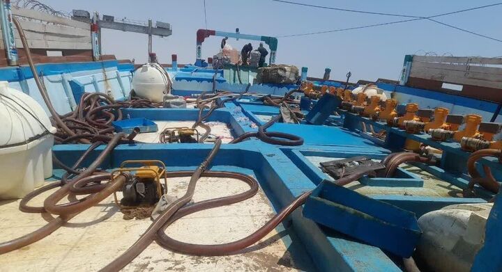 توقیف لنج صیادی حامل ۱۵ هزار لیتر سوخت قاچاق در آبهای کیش توقیف لنج صیادی حامل ۱۵ هزار لیتر سوخت قاچاق در آبهای کیش