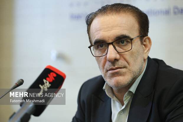 رئیسزاده: ۳۰ هزار پزشک دست از طبابت کشیدهاند رئیسزاده: ۳۰ هزار پزشک دست از طبابت کشیدهاند