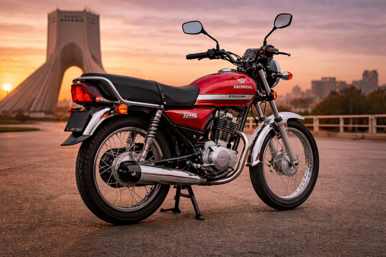 چهره جدید هوندا ۱۲۵ /عکس نمای سهچهارم عقب موتورسیکلت هوندا ۱۲۵ جدید با پسزمینهی برج آزادی (هوش مصنوعی)