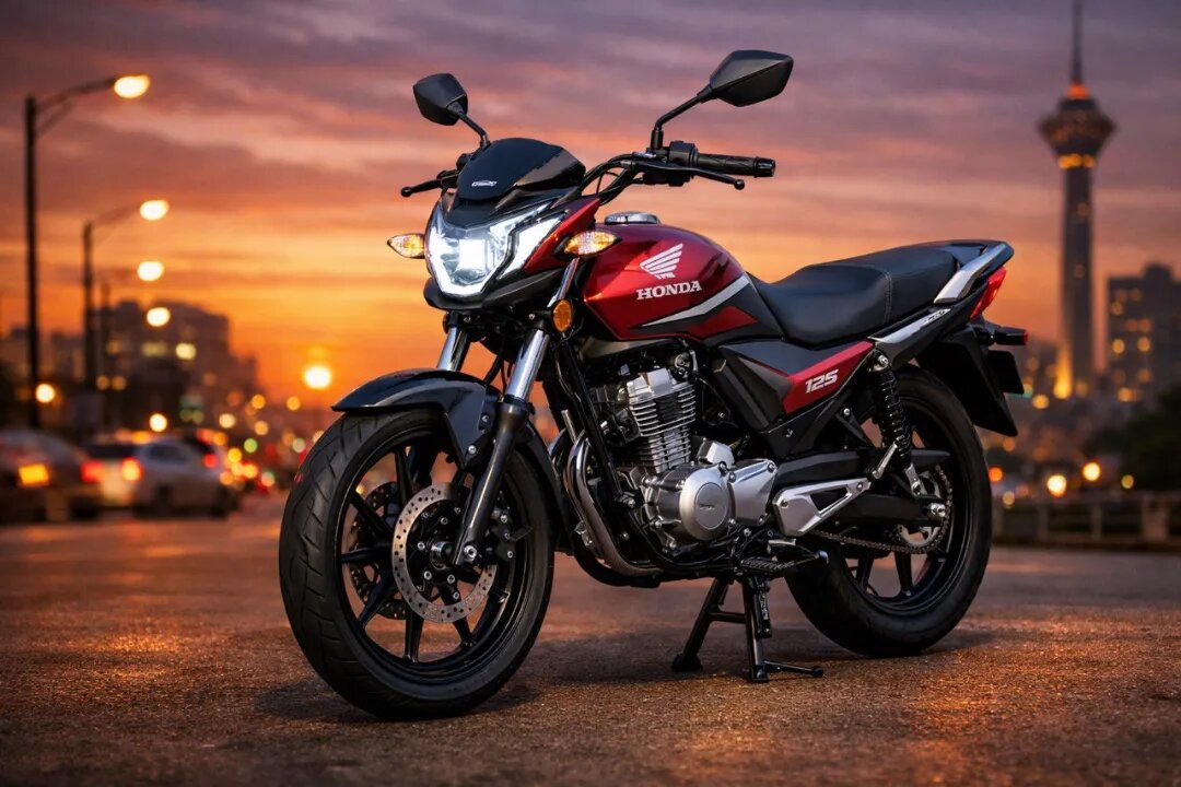 چهره جدید هوندا ۱۲۵ /عکس نمای سهچهارم جلو موتورسیکلت هوندا ۱۲۵ جدید با پسزمینه برج میلاد (هوش مصنوعی)