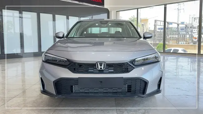 هوندا سیویک در مقابل مزدا 3! رقبای قدیمی با نسلهای جدید هوندا سیویک (2).webp