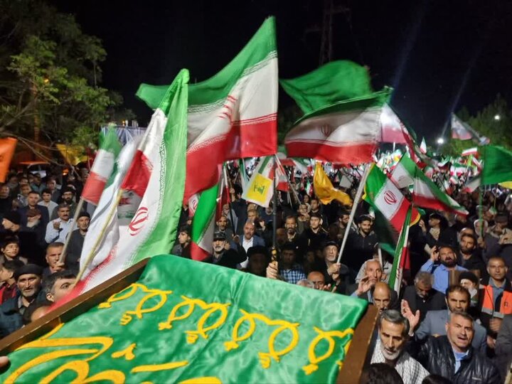 اجتماع امشب خرمآبادیها متبرک به پرچم حرم امام رضا(ع) شد اجتماع امشب خرمآبادیها متبرک به پرچم حرم امام رضا(ع) شد