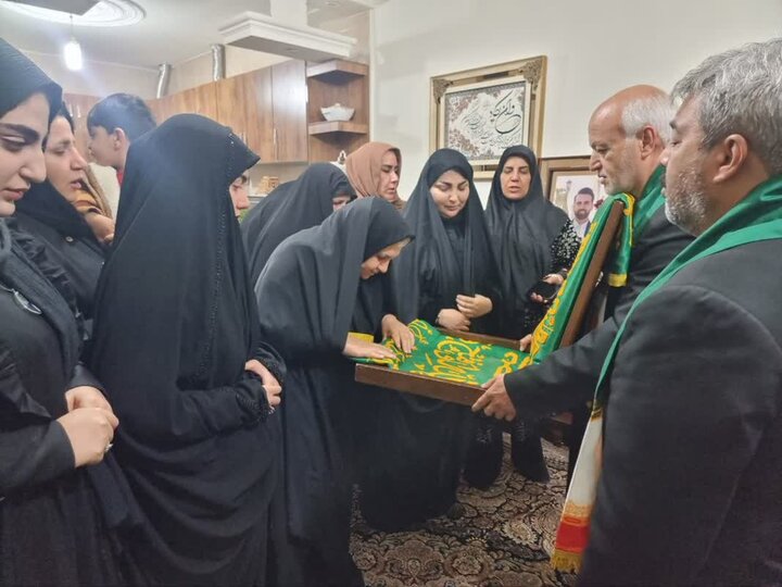 اجتماع امشب خرمآبادیها متبرک به پرچم حرم امام رضا(ع) شد اجتماع امشب خرمآبادیها متبرک به پرچم حرم امام رضا(ع) شد