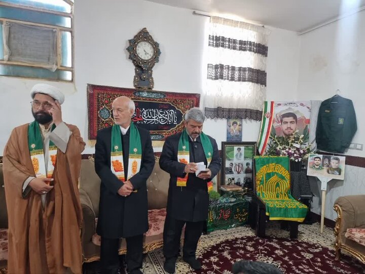 اجتماع امشب خرمآبادیها متبرک به پرچم حرم امام رضا(ع) شد اجتماع امشب خرمآبادیها متبرک به پرچم حرم امام رضا(ع) شد