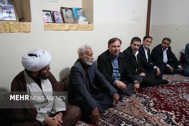 استاندار بوشهر به دیدار خانواده شهدای جنگ رمضان رفت استاندار بوشهر به دیدار خانواده شهدای جنگ رمضان رفت