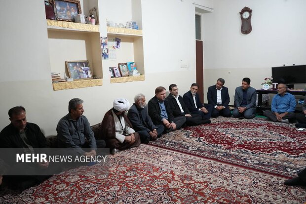 استاندار بوشهر به دیدار خانواده شهدای جنگ رمضان رفت استاندار بوشهر به دیدار خانواده شهدای جنگ رمضان رفت
