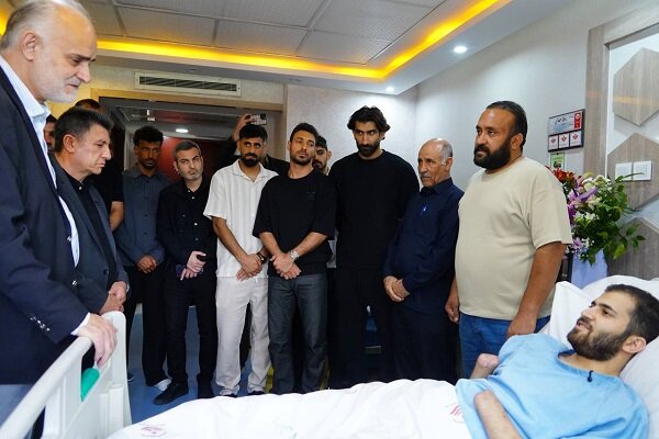 اعضای تیم ملی فوتبال با «جانباز بزرگ ایران» دیدار کردند اعضای تیم ملی فوتبال با «جانباز بزرگ ایران» دیدار کردند