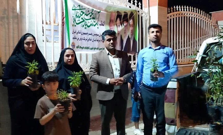 ایستگاه توزیع نهال رایگان در گناوه برپا شد ایستگاه توزیع نهال رایگان در گناوه برپا شد