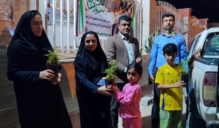 ایستگاه توزیع نهال رایگان در گناوه برپا شد ایستگاه توزیع نهال رایگان در گناوه برپا شد