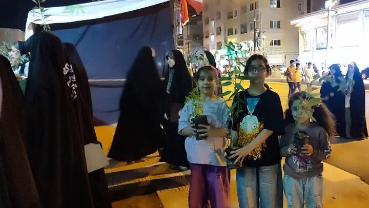 ایستگاه توزیع نهال رایگان در گناوه برپا شد ایستگاه توزیع نهال رایگان در گناوه برپا شد