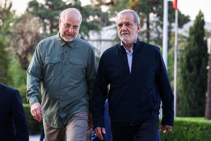 با اتحاد ملت و دولت، متجاوز را پشیمان میکنیم با اتحاد ملت و دولت، متجاوز را پشیمان میکنیم