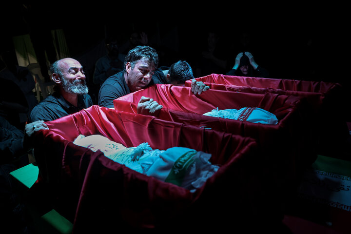 بانوی عکاس از ۴۰ روز بیم و امید گفت؛ قابهایی که در بهشت زهرا جاماند بانوی عکاس از ۴۰ روز بیم و امید گفت؛ قابهایی که در بهشت زهرا جاماند