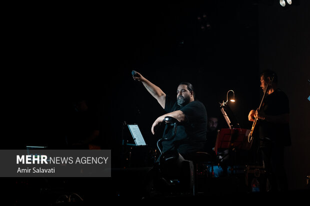 تلاشهای یک کنشگر موسیقی در جنگ؛ «مشکی پوش» سنگ تمام گذاشت تلاشهای یک کنشگر موسیقی در جنگ؛ «مشکی پوش» سنگ تمام گذاشت