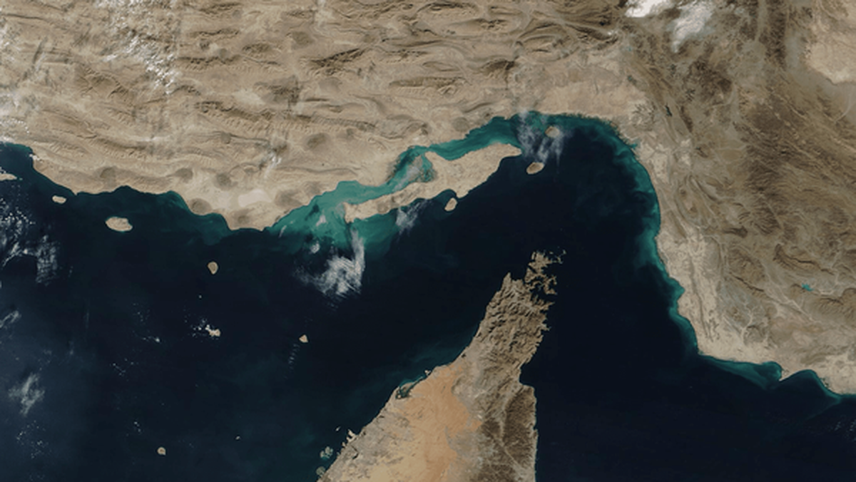 توقف و بازگشت دو نفتکش در ورودی تنگه هرمز + عکس توقف و بازگشت دو نفتکش در ورودی تنگه هرمز + عکس