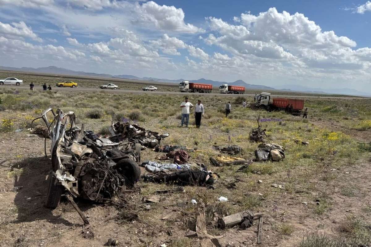 جزئیات تصادف یک تریلی با خودرو حامل اتباع خارجی/ ۹ کشته در پی تصادف تریلی و پژو ۴۰۵ در جاده کرمان جزئیات تصادف یک تریلی با خودرو حامل اتباع خارجی/ ۹ کشته در پی تصادف تریلی و پژو ۴۰۵ در جاده کرمان