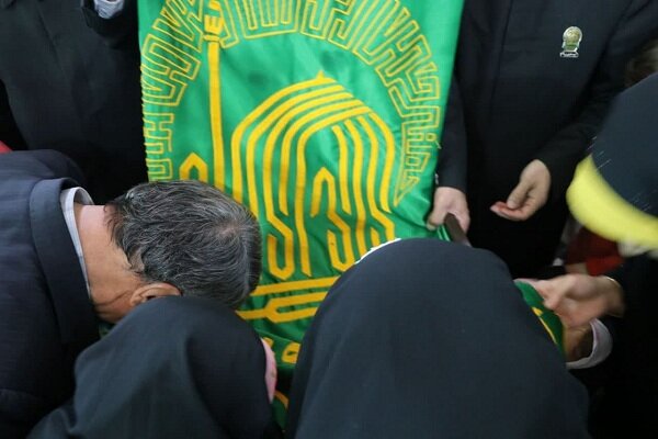 حضور خادمان حرم رضوی در منزل سردار شهید بصیر حضور خادمان حرم رضوی در منزل سردار شهید بصیر