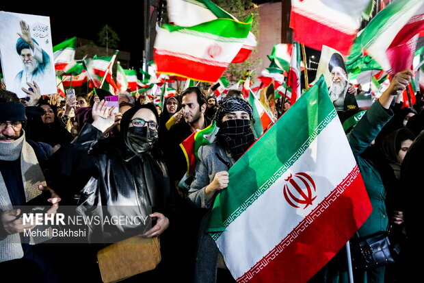 حضور شبانه قمی ها در حمایت از دیپلماسی و میدان حضور شبانه قمی ها در حمایت از دیپلماسی و میدان