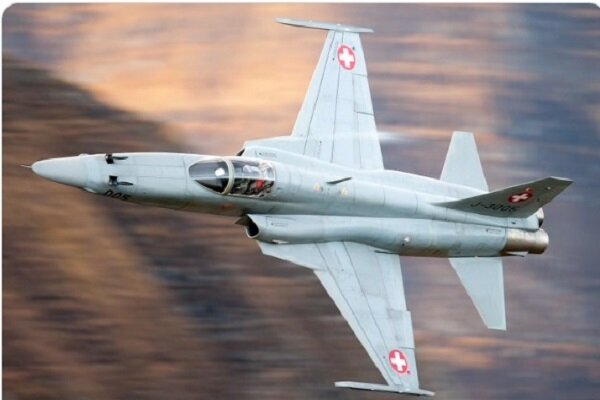 خبرنگار آمریکایی: جنگنده اف-۵ ایران بزرگترین ارتش جهان را بمباران کرد خبرنگار آمریکایی: جنگنده اف-۵ ایران بزرگترین ارتش جهان را بمباران کرد