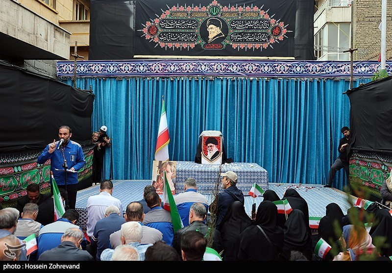 در سوگ «پدر»؛ میثاق کارگران با رهبر شهید در خیابان کشوردوست در سوگ «پدر»؛ میثاق کارگران با رهبر شهید در خیابان کشوردوست