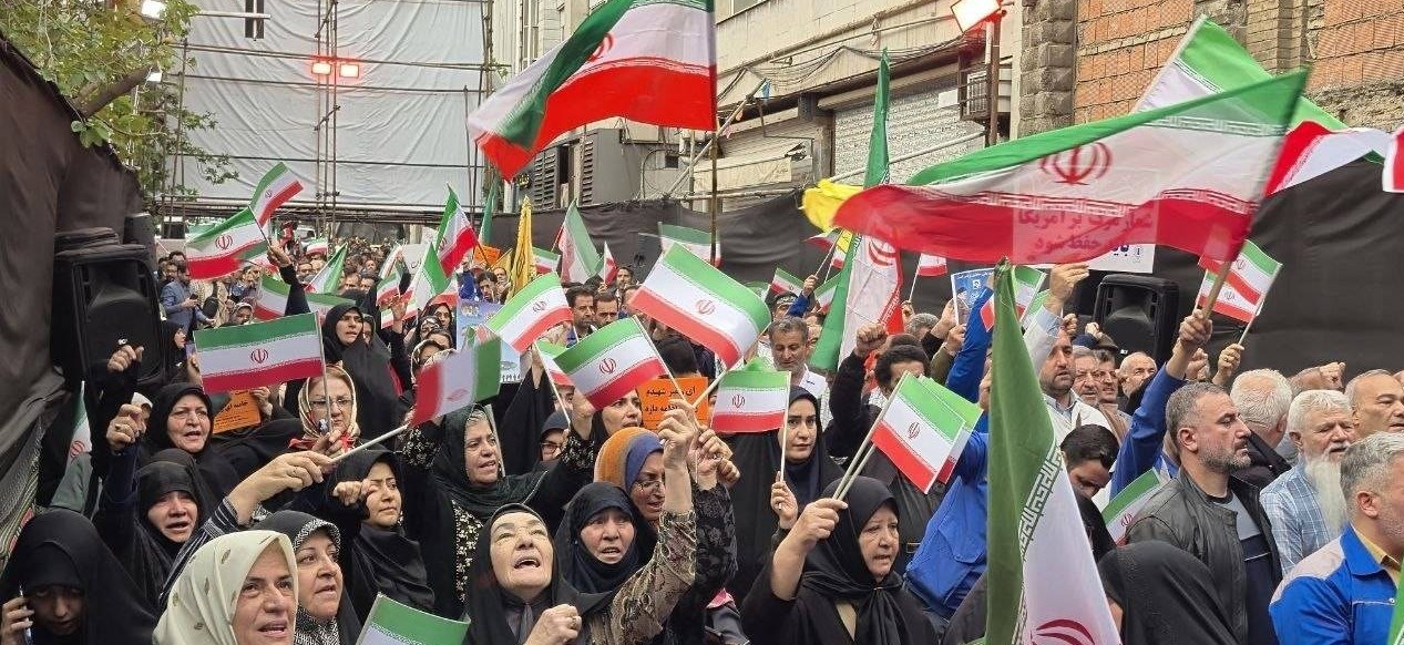 در سوگ «پدر»؛ میثاق کارگران با رهبر شهید در خیابان کشوردوست در سوگ «پدر»؛ میثاق کارگران با رهبر شهید در خیابان کشوردوست