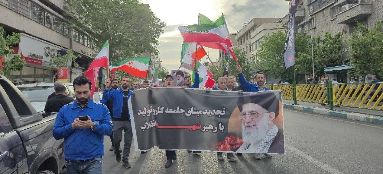 در سوگ «پدر»؛ میثاق کارگران با رهبر شهید در خیابان کشوردوست در سوگ «پدر»؛ میثاق کارگران با رهبر شهید در خیابان کشوردوست