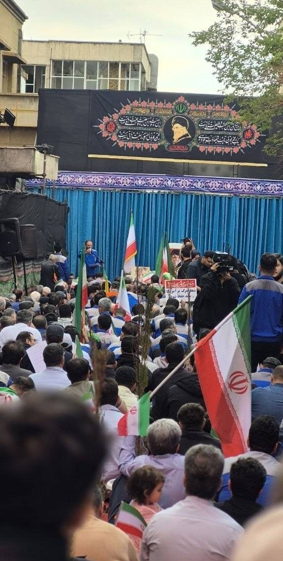 در سوگ «پدر»؛ میثاق کارگران با رهبر شهید در خیابان کشوردوست در سوگ «پدر»؛ میثاق کارگران با رهبر شهید در خیابان کشوردوست