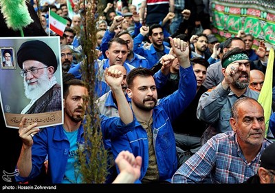 در سوگ «پدر»؛ میثاق کارگران با رهبر شهید در خیابان کشوردوست در سوگ «پدر»؛ میثاق کارگران با رهبر شهید در خیابان کشوردوست