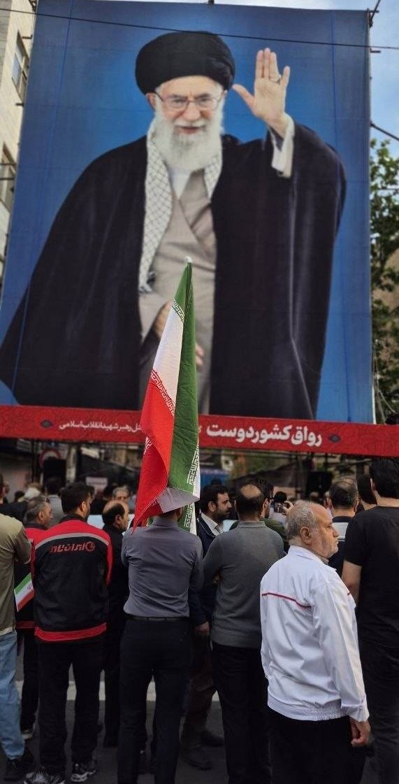 در سوگ «پدر»؛ میثاق کارگران با رهبر شهید در خیابان کشوردوست در سوگ «پدر»؛ میثاق کارگران با رهبر شهید در خیابان کشوردوست