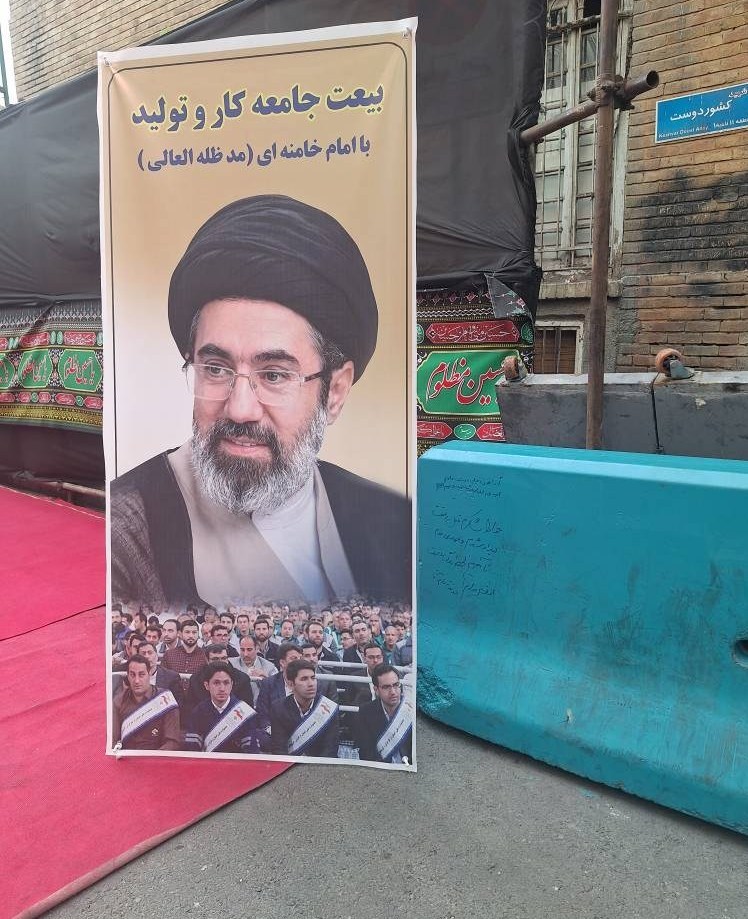 در سوگ «پدر»؛ میثاق کارگران با رهبر شهید در خیابان کشوردوست در سوگ «پدر»؛ میثاق کارگران با رهبر شهید در خیابان کشوردوست