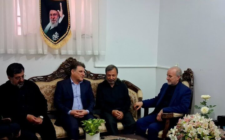 دیدار معاون سیاسی وزیر کشور با خانواده شهیدان رسولی در قم دیدار معاون سیاسی وزیر کشور با خانواده شهیدان رسولی در قم