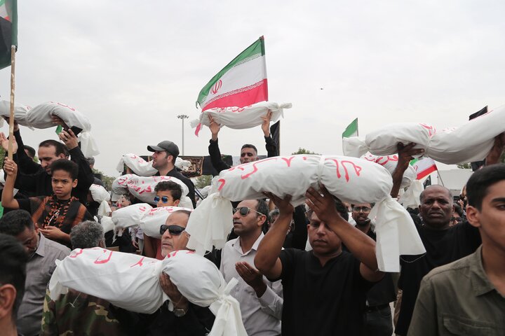 روزی که میناب کربلا شد؛ روایت مادری که محمدش را از میان آوار پیدا کرد روزی که میناب کربلا شد؛ روایت مادری که محمدش را از میان آوار پیدا کرد