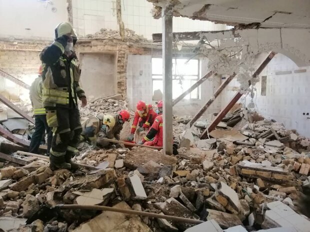 ریزش ساختمان در کرهرود اراک؛ یک نفر از زیر آوار بیرون کشیده شد ریزش ساختمان در کرهرود اراک؛ یک نفر از زیر آوار بیرون کشیده شد