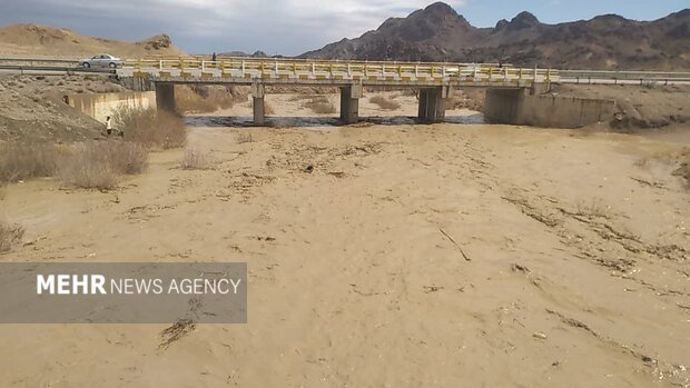 سیلاب چند مسیر ارتباطی در مهران و دهلران را مسدود کرد سیلاب چند مسیر ارتباطی در مهران و دهلران را مسدود کرد