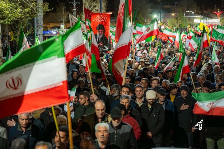 شکوه حضور مردم خمین در پنجاه و یکمین قرار عاشقی شکوه حضور مردم خمین در پنجاه و یکمین قرار عاشقی