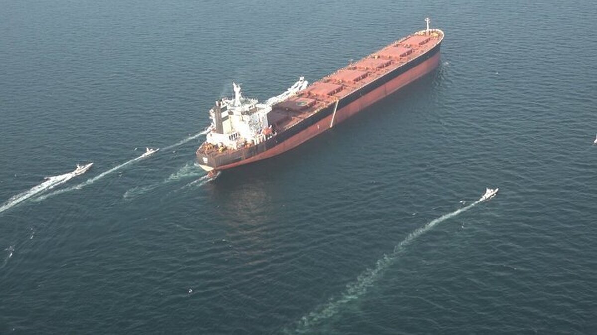 عبور ابر نفتکش تحریمی از تنگه هرمز عبور ابر نفتکش تحریمی از تنگه هرمز