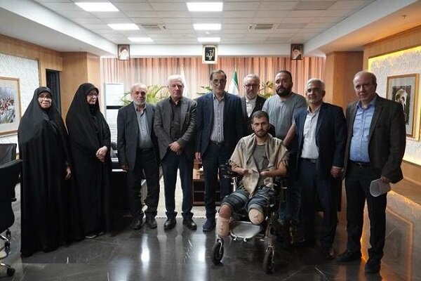 عیادت معاون رئیس جمهور از جانباز لانچر «حسین محمدی» عیادت معاون رئیس جمهور از جانباز لانچر «حسین محمدی»