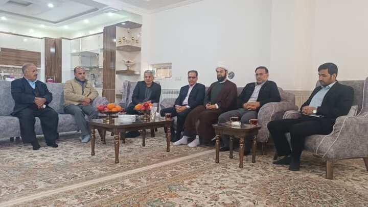 مسئولان چگنی با خانواده شهید «احمد میرزاوند» دیدار کردند. مسئولان چگنی با خانواده شهید «احمد میرزاوند» دیدار کردند.