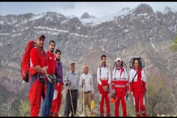 نجات پیرمرد ۷۰ ساله مفقود شده در کوه های بنرود دنا نجات پیرمرد ۷۰ ساله مفقود شده در کوه های بنرود دنا