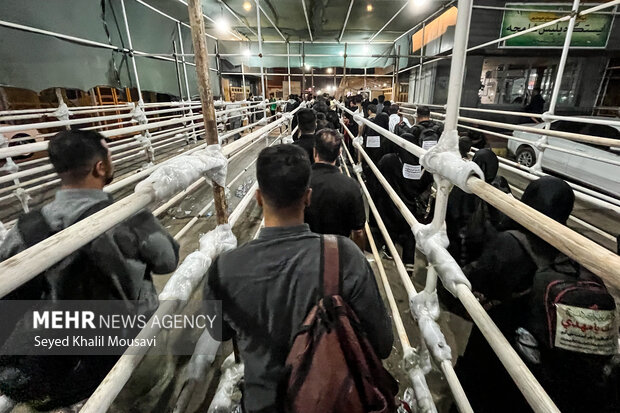 پایانه مرزی شلمچه به رغم بمباران دشمن به خدماترسانی ادامه میدهد پایانه مرزی شلمچه به رغم بمباران دشمن به خدماترسانی ادامه میدهد