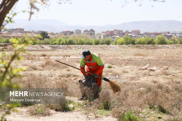 پویش پاکسازی ساحل زاینده رود در هفته زمین پاک برگزار میشود پویش پاکسازی ساحل زاینده رود در هفته زمین پاک برگزار میشود
