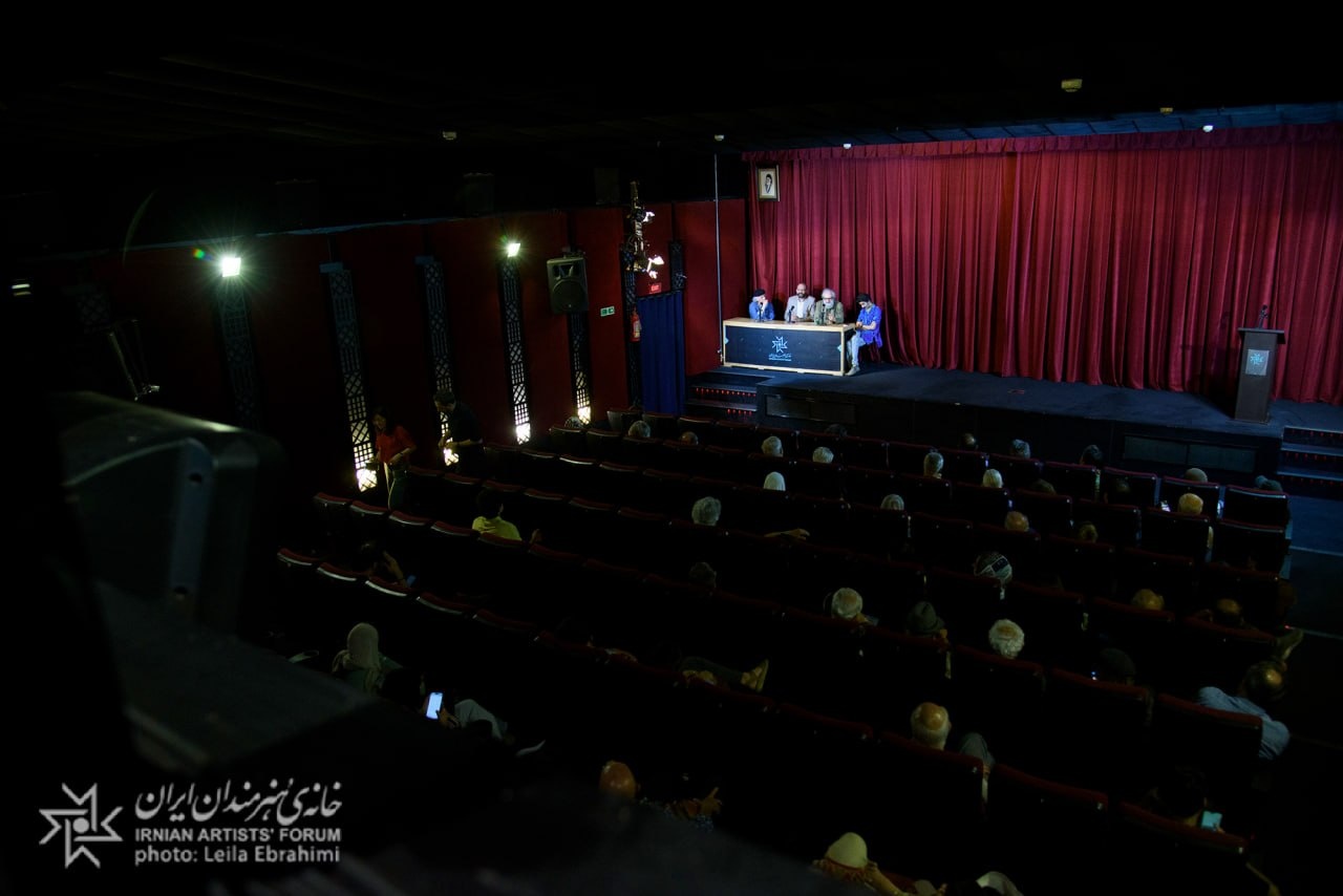 توقیف؛ از «خط قرمز» تا «خرس» / میراثی که از دهه شصت به جا ماند توقیف؛ از «خط قرمز» تا «خرس» / میراثی که از دهه شصت به جا ماند
