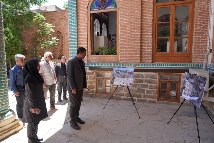 رونمایی از نمایشگاه عکس «ایستاده در غبار» در مدرسه هدایت ارومیه رونمایی از نمایشگاه عکس «ایستاده در غبار» در مدرسه هدایت ارومیه