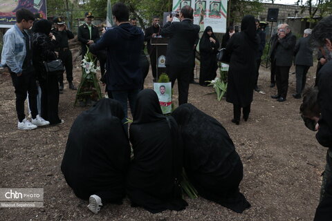 گلباران محل شهادت شهدای پلیس راه اهن در تبریز گلباران محل شهادت شهدای پلیس راه اهن در تبریز