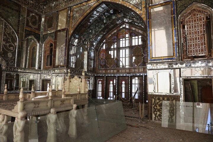 بازدید خبرنگاران بینالمللی از کاخ آسیب دیده گلستان بازدید خبرنگاران بینالمللی از کاخ آسیب دیده گلستان