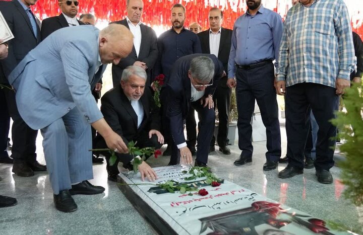 ادای احترام وزیر میراثفرهنگی به مقام شامخ شهدای خرمآباد ادای احترام وزیر میراثفرهنگی به مقام شامخ شهدای خرمآباد