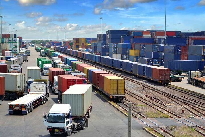 تجارت، در اسارت سیاستهای ارزی بانک مرکزی| ارز نباید ترمزی برای تامین کالا باشد تجارت، در اسارت سیاستهای ارزی بانک مرکزی| ارز نباید ترمزی برای تامین کالا باشد