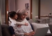 ترک اجباری شغل بهای مادر شدن؛ قانون چه می‌گوید؟